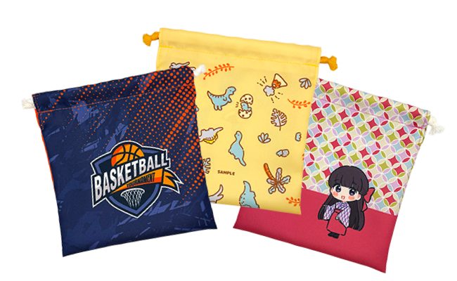 オリジナルプリントの巾着 3種類並んでいる