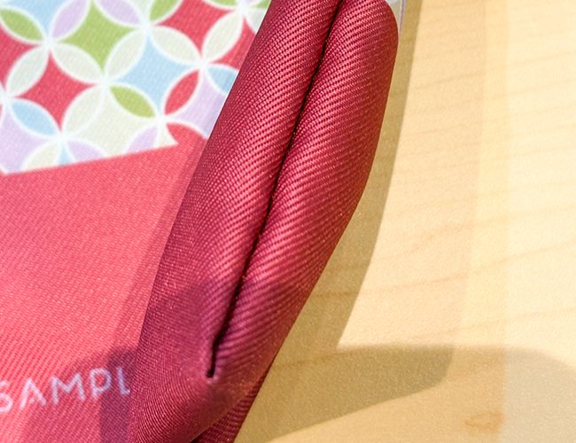 オリジナル巾着のサイドの縫製部分アップ画像 フチまでキレイに印刷されている